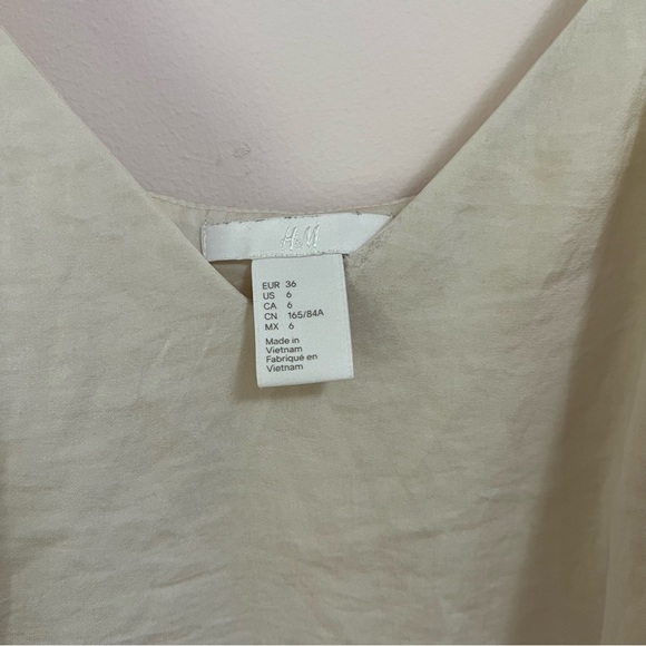 Cute v neck satin camisole in cream size US 6- H&M - Picture 5 of 6